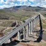 The-825-m-Senqu-River-Bridge-spans-the-Senqu-Valley-at-over-90-m-high-1