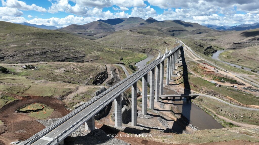 The-825-m-Senqu-River-Bridge-spans-the-Senqu-Valley-at-over-90-m-high