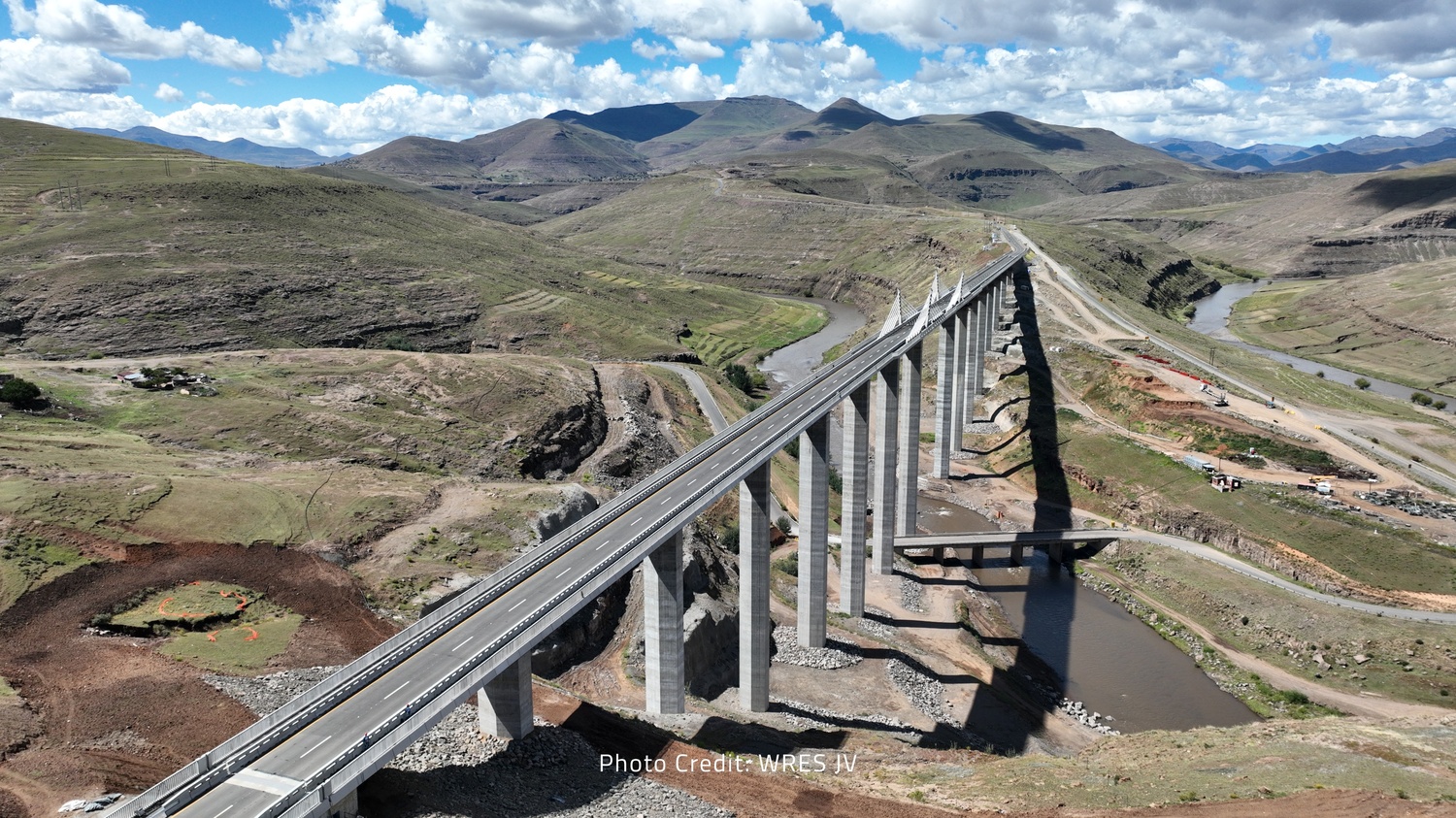 The-825-m-Senqu-River-Bridge-spans-the-Senqu-Valley-at-over-90-m-high