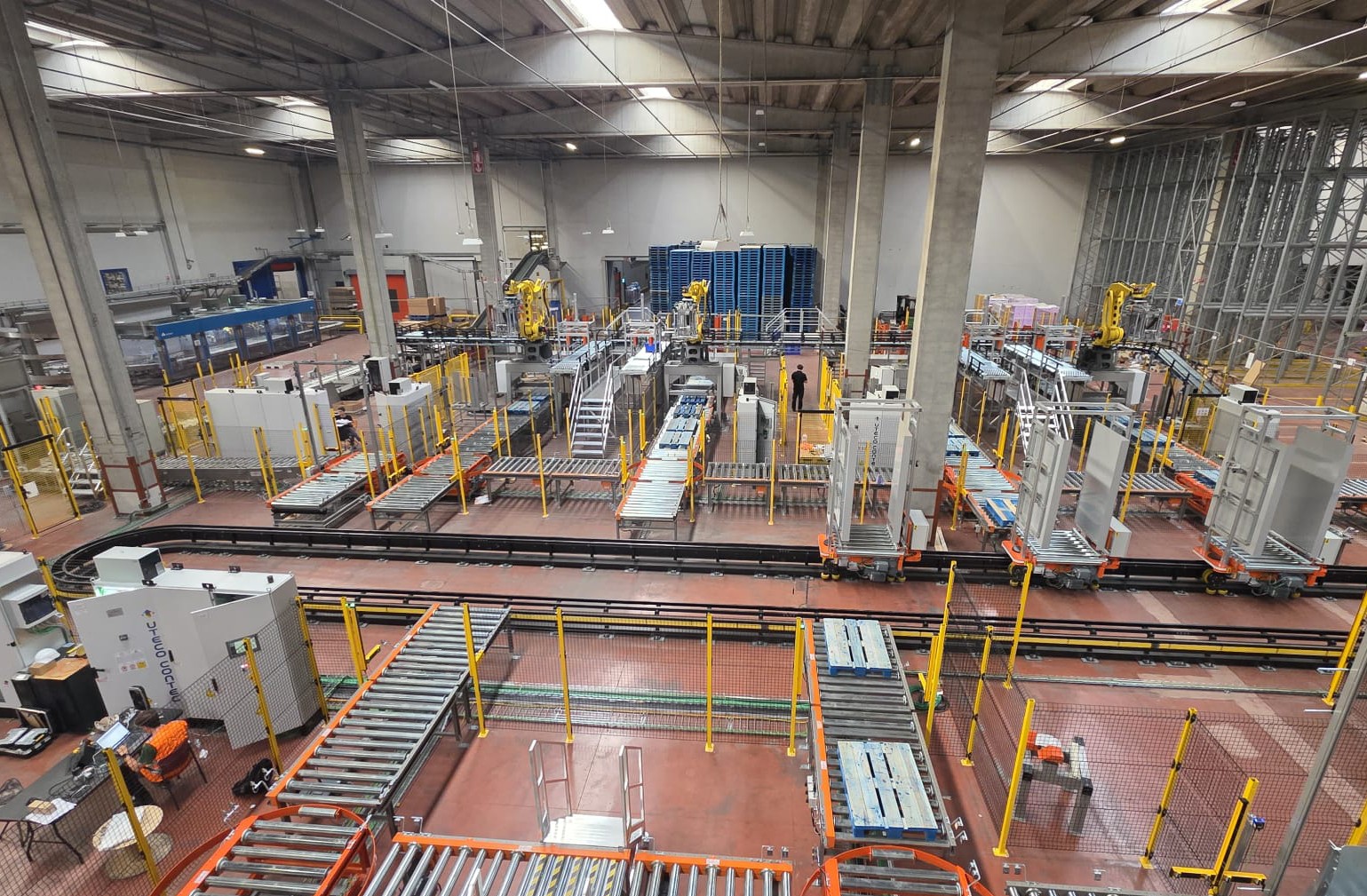 Self-propelled carousel sorting pallets from the palletising stations to the stretch-wrapping stations Self-propelled carousel sorting pallets from the palletising stations to the stretch-wrapping stations