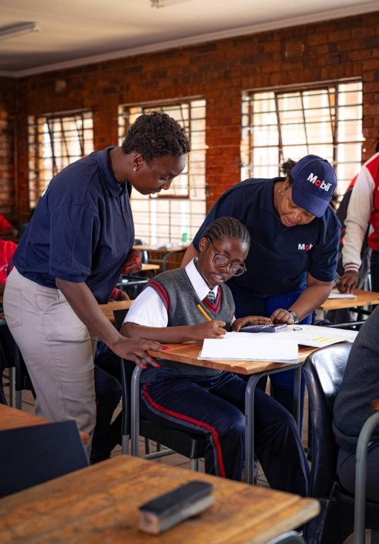Teachers-and-Mobil™-representatives-work-alongside-learners-as-they-put-their-mathematics-resources-to-use-at-Mandisa-Shiceka-School-of-Specialisation-in-Kagiso
